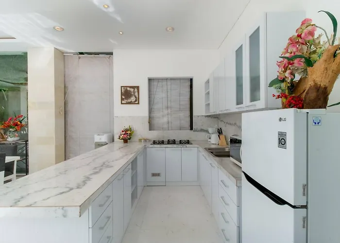 Superb 3 Bed Villa, Walk To Beach, Fast Wi-fi, Seminyak