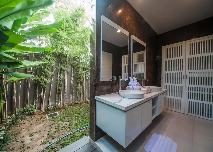 Superb 3 Bed Villa, Walk To Beach, Fast Wi-fi, Villa Seminyak