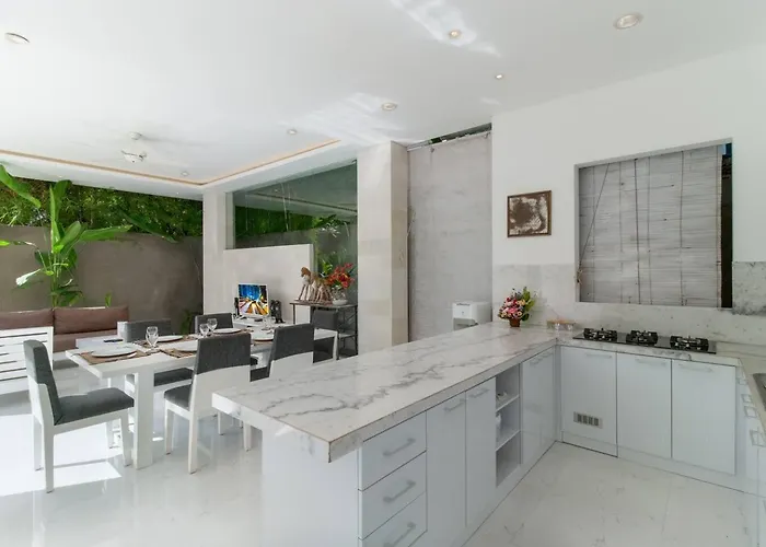 Superb 3 Bed Villa, Walk To Beach, Fast Wi-fi, * Seminyak