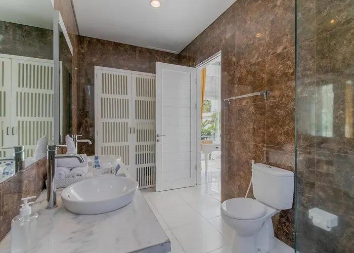 Superb 3 Bed Villa, Walk To Beach, Fast Wi-fi, * Seminyak